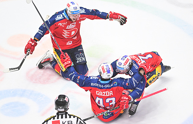 ONLINE: Pět gólů za třetinu, Pardubice drtí Hradec. S chutí pálí také Třinec