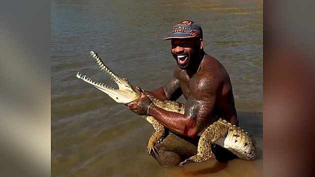VIDEO: Souboje s krokodýly s miliony sledujících. Influencer je v hledáčku úřadů