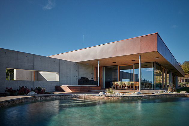 Z lásky ke koním. Rodina si postavila vysněný dům na skládce v Modrých Horách