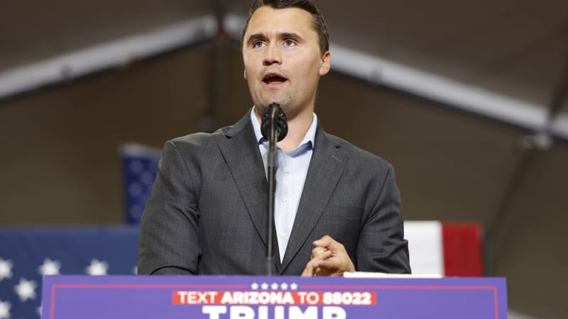 Trumpova aktivistu zastřelili na mítinku. Milovaný Kirk je po smrti, oznámil prezident.