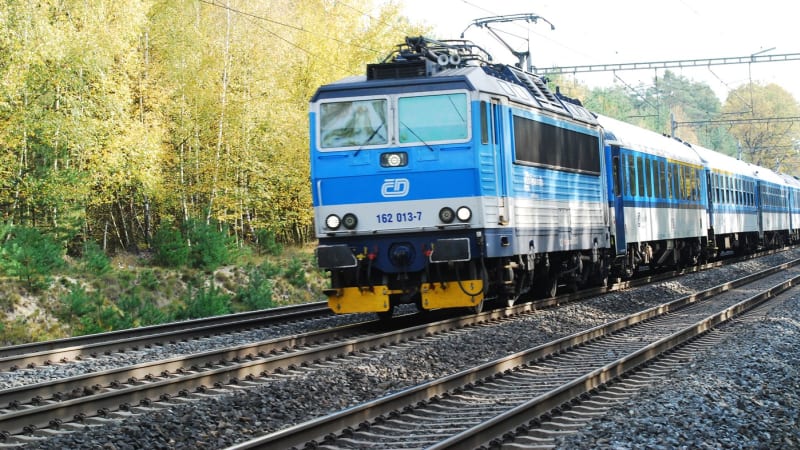 Vlaky na Pardubicku ochromila porucha. Jezdí, nabírají však desítky minut zpoždění