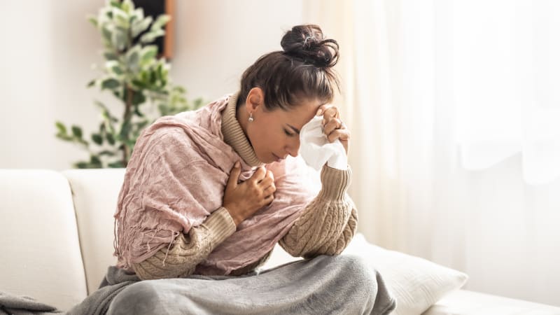 Covid nikam nezmizel, připomínají lékaři. Nakažených znovu přibývá, kdy je nutné zpozornět?