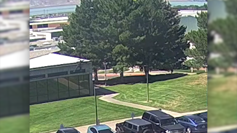 Kirkova atentátníka zachytilo další video. Ukazuje útěk z místa činu, než zmizel mezi stromy