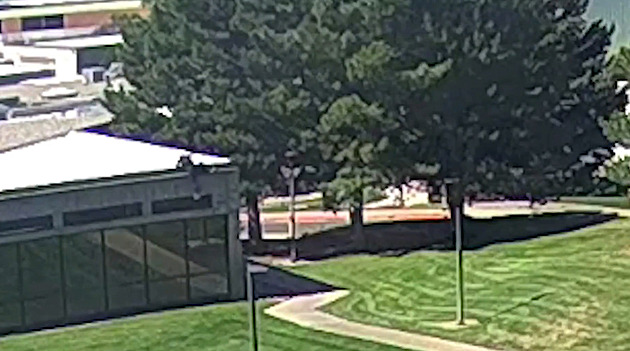 Prchá a skáče ze střechy. FBI ukázala video střelce na Kirka. Vance převezl rakev