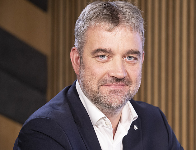 Koupíte i nefunkční růžový tank, vyčetl Pražák z ANO. Výborný: Znevažujete vojáky