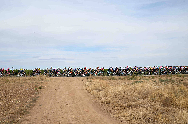 Philipsen má na Vueltě etapový hattrick, Otruba si střihl sólo únik