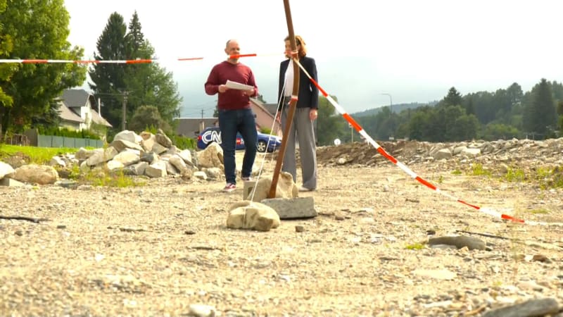 Ani rok po povodních nemá řada lidí nové domovy. Stát nabídl pozemky, kde se nedá stavět