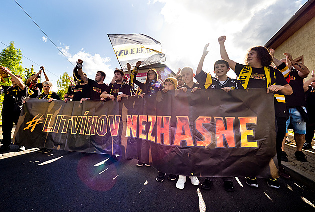 Marš městem, pak fanoušci „rozsvítili“ stadion a skandovali: Litvínov nezhasne!