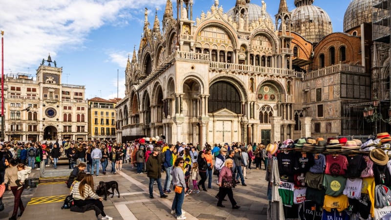 Msta za Palestinu: Židovský pár v Benátkách bil dav, lidé na dvojici z USA poslali i psa