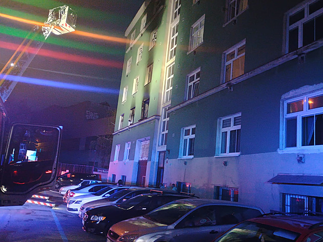 Deset lidí se nedýchalo kouře při požáru bytu v Brně. Zranili se i policisté