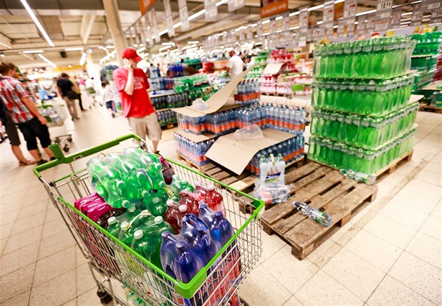 Anonym znovu hrozí otrávením balené vody. Panika není na místě, uklidňuje policie