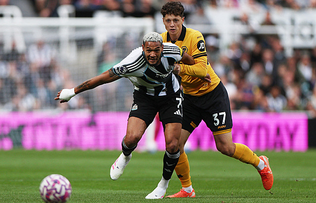 ONLINE: Krejčí při premiéře padl, Souček proti Tottenhamu dostal červenou kartu