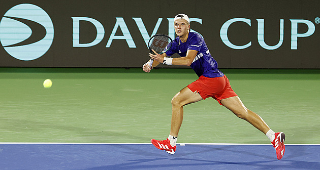 Macháč a Menšík s Američany prohrávají, zápas je kvůli hrozbě bouřky přerušen