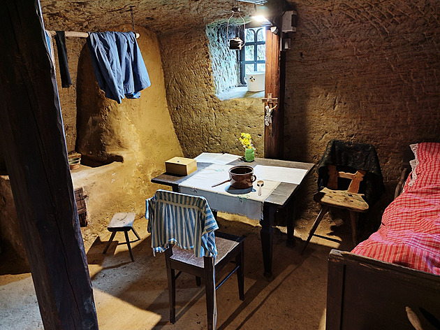 Česká bída ve Zderazi. Šokující skalní bydlení pro tři generace mělo 15 m2