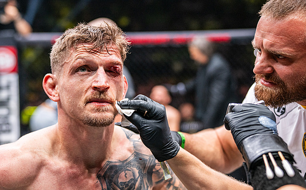 Suverén Dvořák! Z UFC do Oktagonu se vrátil vítězstvím, mladík Batfalský nestačil