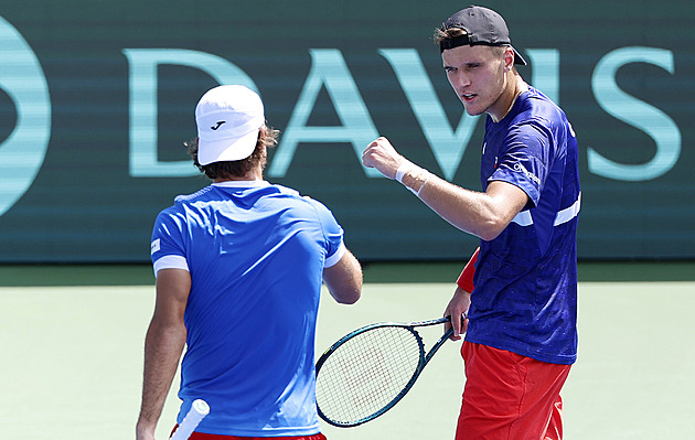 Davis Cup ONLINE: Češi nezvládli deblovou bitvu a Lehečka odvrací porážku