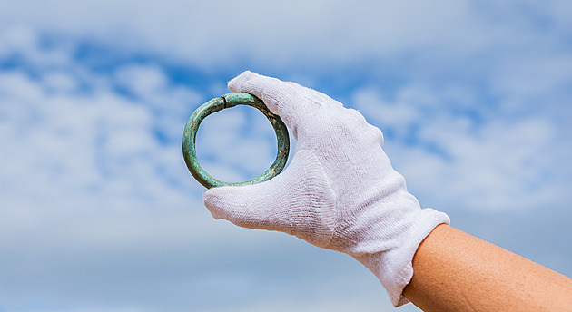 Menhir, urny, bronzové šperky. Muzeum Náchodska ukazuje cennosti z obchvatů