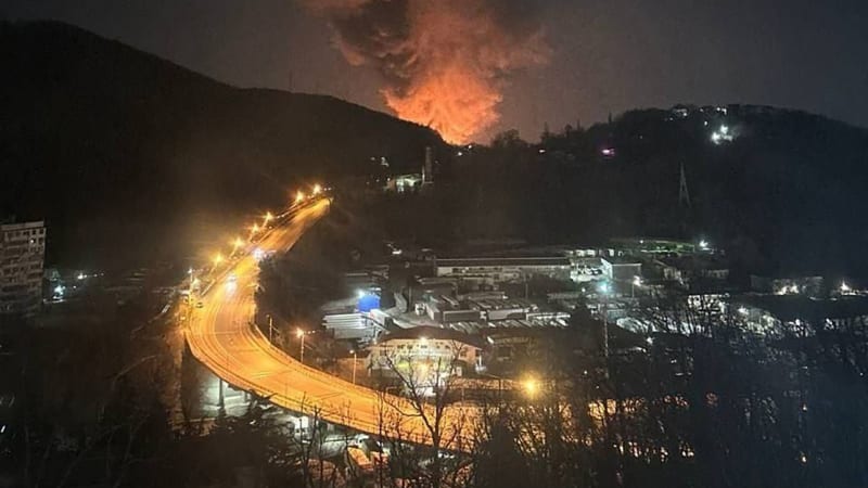 Ropné srdce Ruska v plamenech: Drony zasáhly obří rafinerii, v zemi hromadně vykolejily vagóny