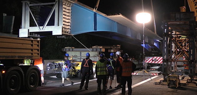 Dálnice D11 u Jiren byla kvůli osazení nosníků nového mostu 18 hodin zavřená