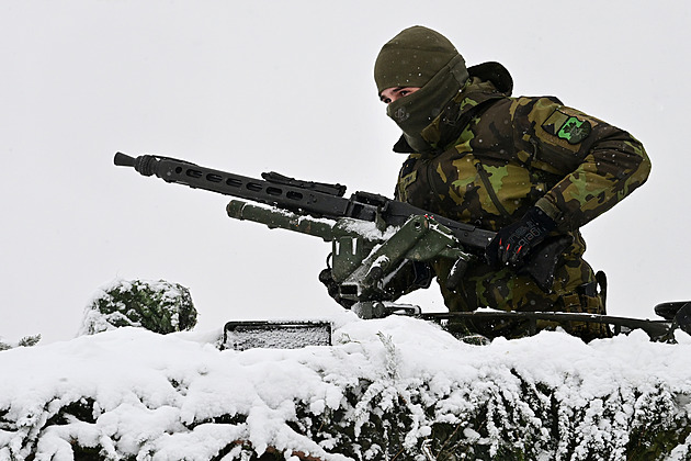 Anketa o armádě: Koalice plánuje nákupy zbraní za 5 % HDP, opozice by brzdila