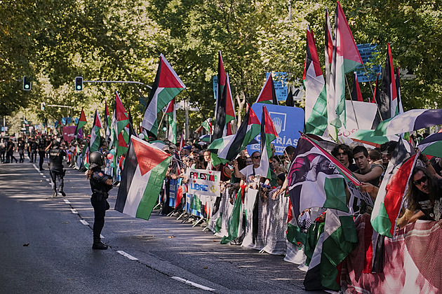 Vuelta ONLINE: Závod je v centru Madridu. Peloton se kvůli aktivistům zastavil