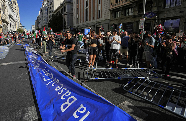 Vuelta končí v chaosu. Protestující se dostali na trať, peloton do cíle nedojel