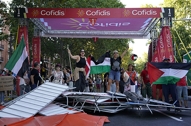 Vuelta končí v chaosu. Protestující se dostali na trať, peloton do cíle nedojel