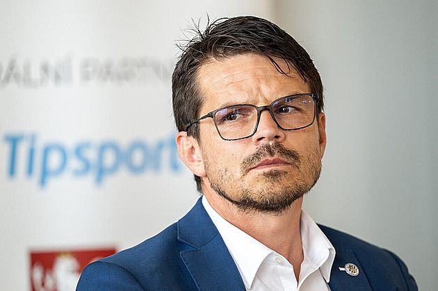 Ostuda hradeckého ředitele: napadl gólmana Sparty a dostal červenou kartu