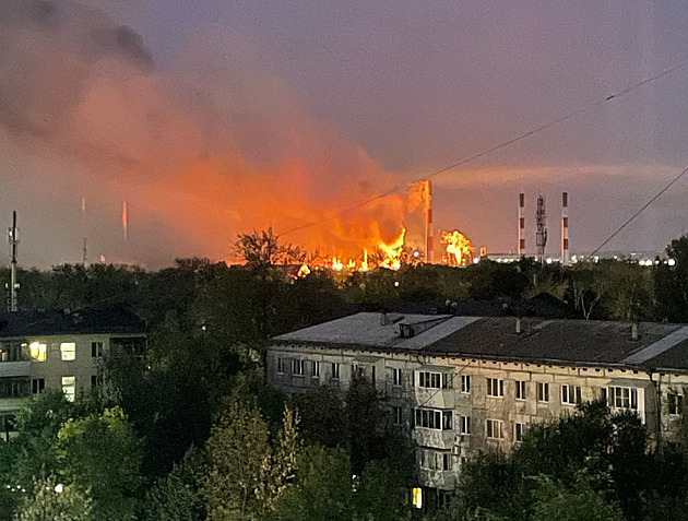 Nejlepší sankce proti Rusku jsou požáry jeho rafinerií, pochvaluje si Zelenskyj