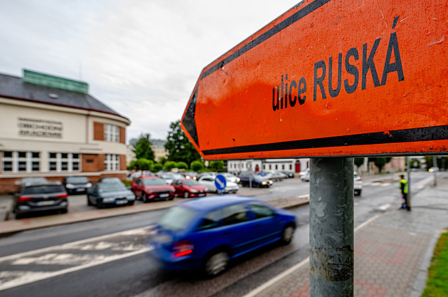 V Jičíně začala oprava páteřní silnice za čtvrt miliardy, auta stála v kolonách