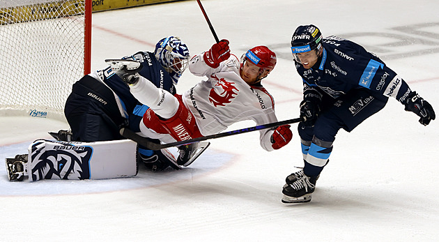 Ještě si zvykám, říká Flynn. Trenéři si ho dobírali na tiskovce: Pořád chodí poslední?
