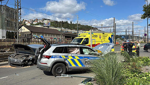 Dramatická nehoda policejního auta v Praze. Vůz skončil na boku, pomohli svědci