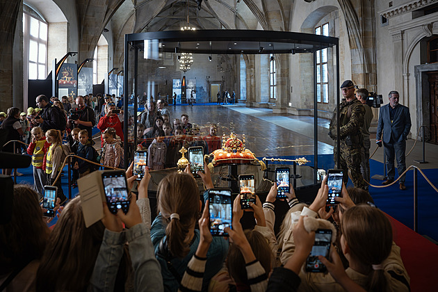 Prezident Pavel překvapil žáky na výstavě klenotů. Fotil se a povídal si s nimi