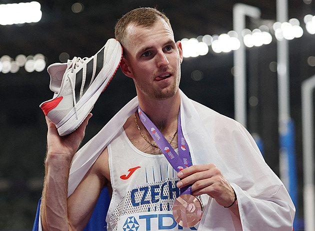 Štefela slaví bronz! Jako první český výškař si z mistrovství světa odveze medaili