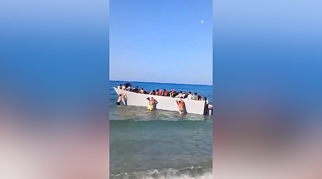 VIDEO: Vypadněte, máme vás už plné zuby. Lidé odstrčili loď s migranty zpět do moře