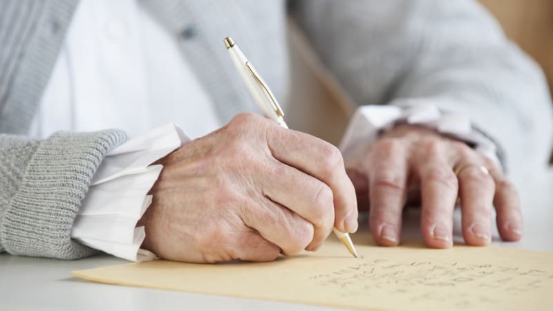 Ženu ve Francii zaživa pohřbily úřady. Dokázat, že není mrtvá, je pro ni složité