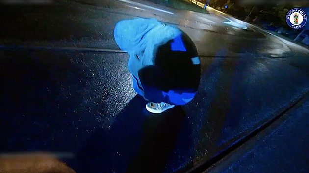 Krůček od tragédie. Dívka ve 4 hodiny ráno usnula na tramvajových kolejích