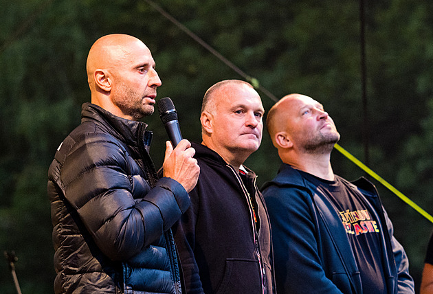 Záchranář Ručinský: Pro miliardáře je hokej složitější než fotbal. Tleská fandům