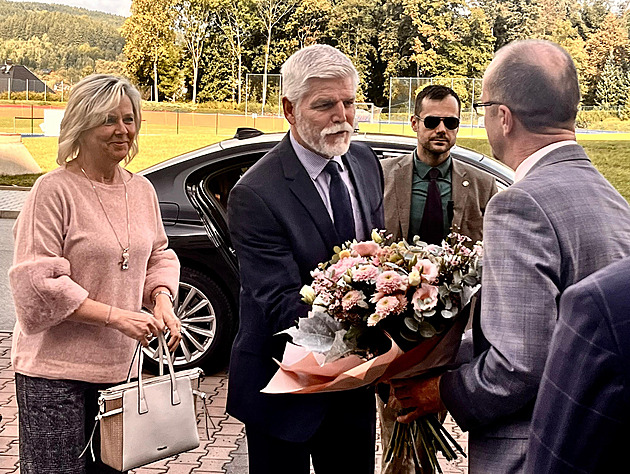 Zaostalá místa potáhnou dolů celou zemi, řekl Pavel. Zamířil i do vyloučené čtvrti