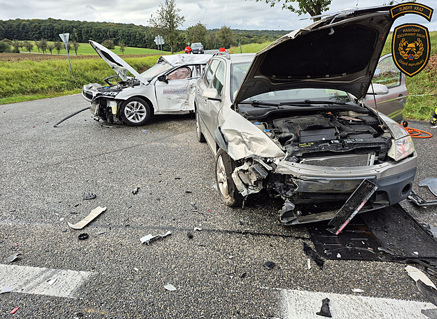 Opilec za volantem nedal přednost a poslal druhé auto pod kamion, řidič zemřel