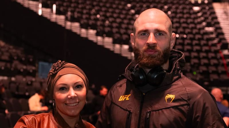 Bojovník Procházka obdivuje fanynku Ashley za boj s rakovinou.  „Pozvu ji do Česka,“ slíbil