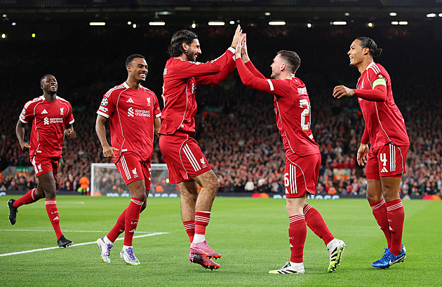 Liverpool v závěru zachránil výhru. Bayern ve šlágru zdolal Chelsea, slaví také PSG