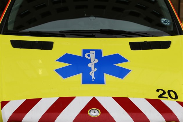 Babička s batolaty v kočárku spadla do rybníka, skočila pro ně družinářka