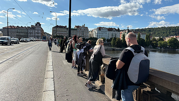 Lidé na pražských mostech čekají na průlet stíhaček, akce se ale opět posouvá