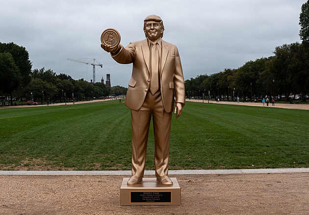 Trump s bitcoinem po severokorejsku. Před Kapitolem vztyčili jeho zlatou sochu