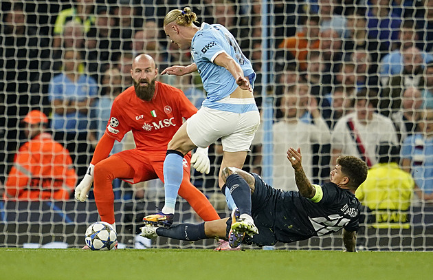 ONLINE: Newcastle prohrává s Barcelonou, Haaland posílá City do vedení nad Neapolí