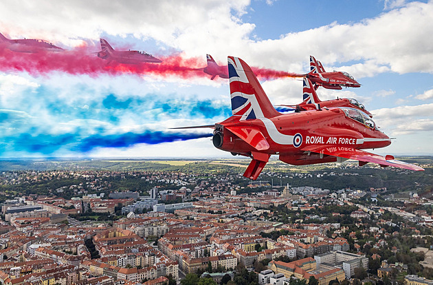 Nádhera přímo ze vzduchu. Piloti Red Arrows ukázali fotky z letu nad Prahou