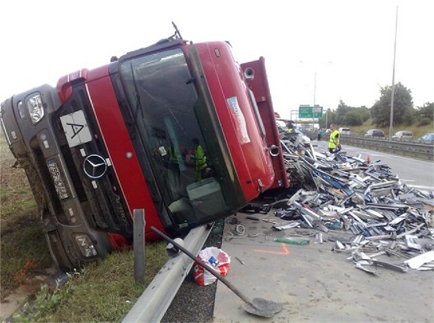 D1 u Vyškova zasypal po srážce kamionu s dodávkou náklad, dálnice je neprůjezdná