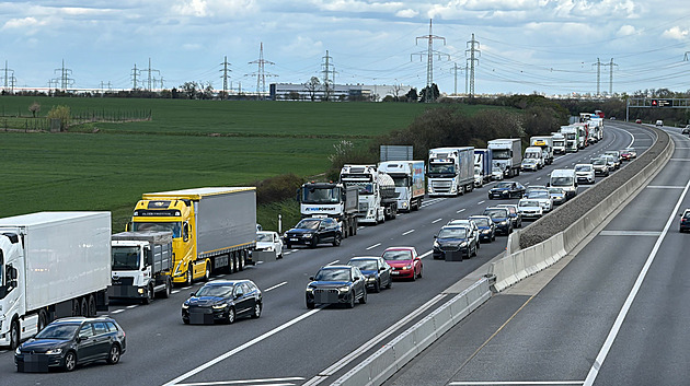 Hromadná nehoda sedmi vozidel uzavřela dálnici D5. Hasiči pečovali o tři zraněné