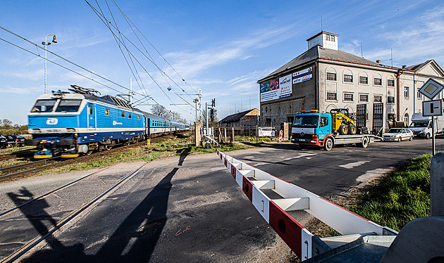 Na přejezdu v Křižanovicích se srazilo auto s vlakem, dvacetiletá řidička zemřela